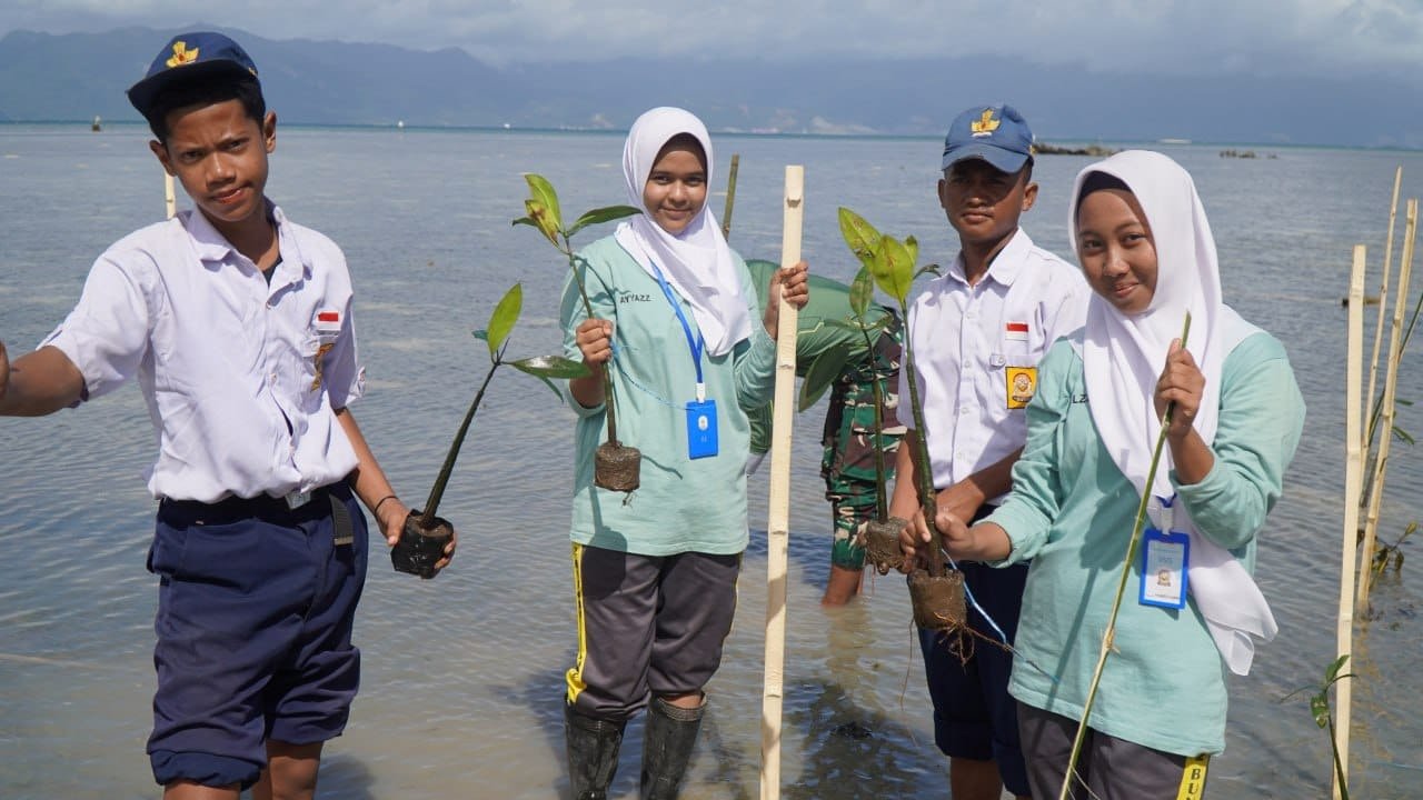 Siswa SMP Negeri 2 Umbele Antusias Ikuti Penanaman Mangrove Bersama Satgas TMMD Ke-129