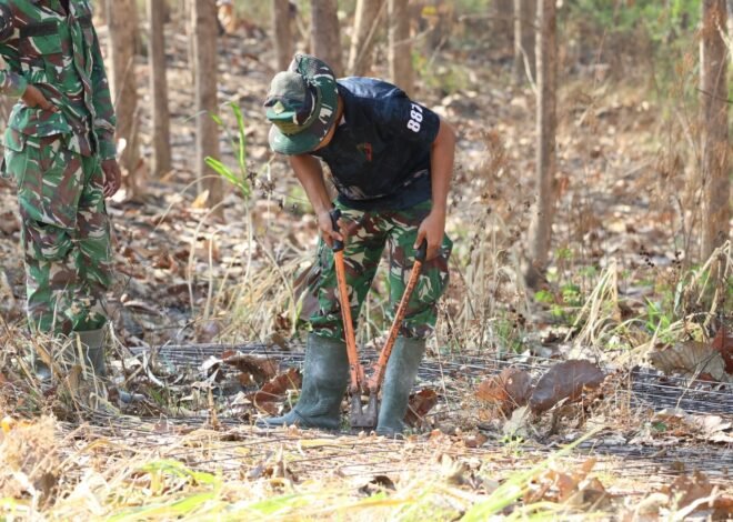 Jaga Mutu Konstruksi, Prajurit Satgas TMMD 129 Teliti Potong Besi Tulangan Jalan Rabat Beton