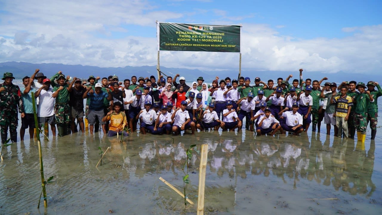 Satgas TMMD Ke-129 Kodim 1311/Morowali Bersama Warga Tanam 1.000 Pohon Mangrove di Kepulauan Umbele