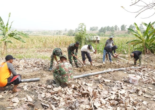 Ayunan Cangkul Kemanunggalan: Satgas TMMD ke-129 Kodim 0812/Lamongan dan Warga Tlemang Bahu-Membahu Gali Jalur Pipanisasi Air