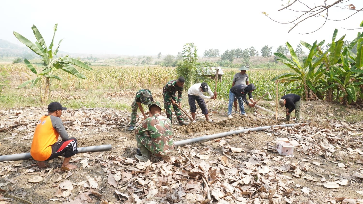 Ayunan Cangkul Kemanunggalan: Satgas TMMD ke-129 Kodim 0812/Lamongan dan Warga Tlemang Bahu-Membahu Gali Jalur Pipanisasi Air