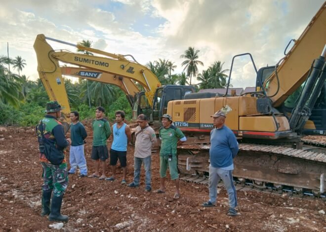 Operator Alat Berat Terima Arahan Sebelum Mulai Pekerjaan Pembukaan Jalan TMMD Ke-129