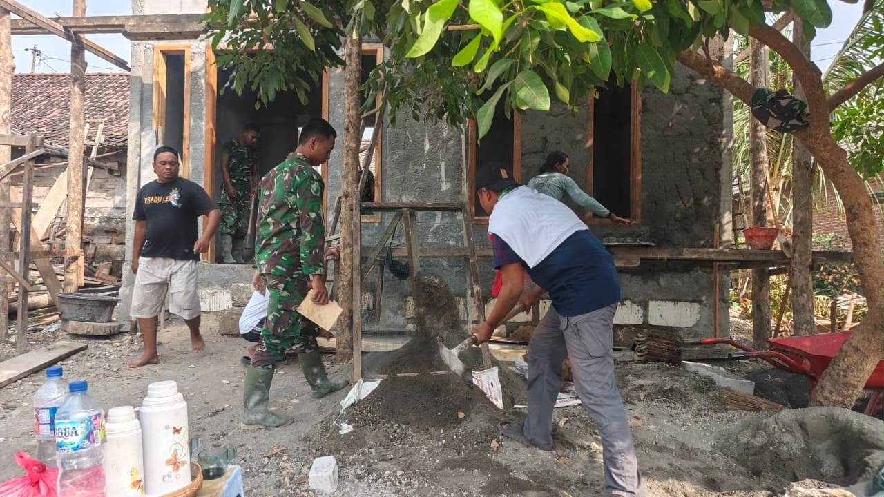 Dari Adukan Pasir dan Semen, Satgas TMMD 129 Bersama Warga Wujudkan Dinding Kokoh Program RTLH Desa Tlemang