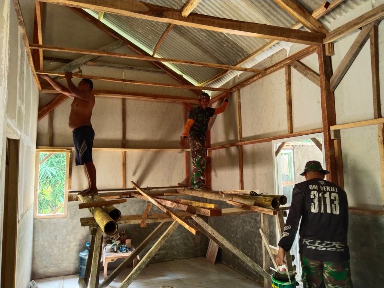 Pengacian Hingga Pemasangan Plafon PVC Dikebut, Rumah Bapak Siswanto Berubah Wajah Berkat TMMD Ke-129 Kodim 0410/KBL