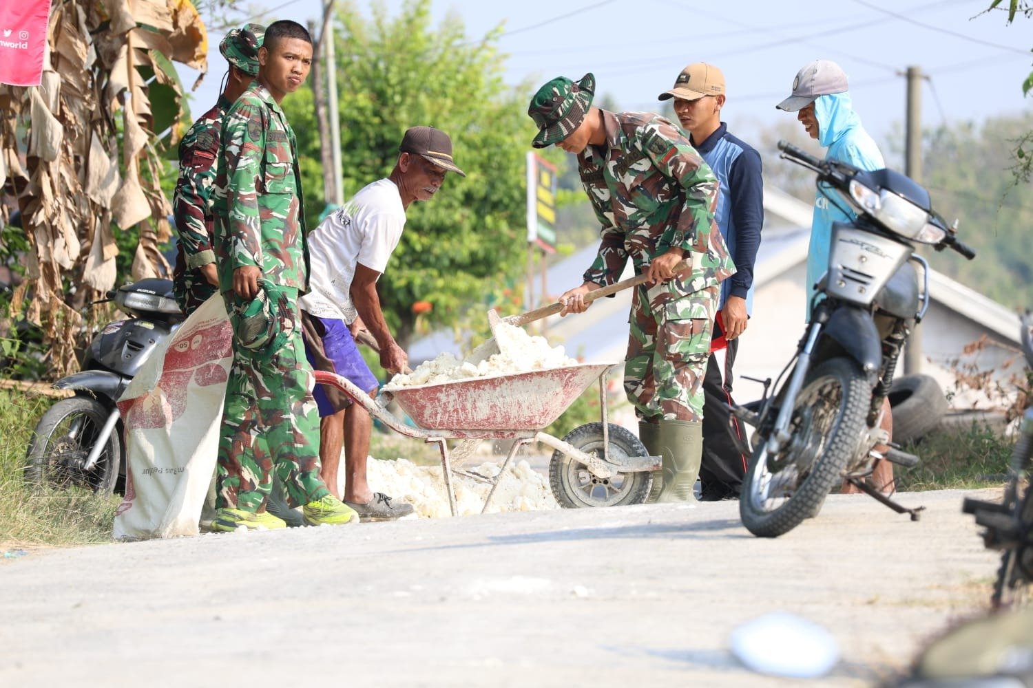 ​Tak Sekedar Slogan, Kemanunggalan TNI dan Rakyat di Satgas TMMD Ke-129 Kodim 0812/Lamongan Nyata Membangun Negri dari Desa Tlemang