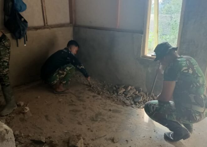 Satgas TMMD Mulai Memasang Keramik Rumah Bapak Sudirin