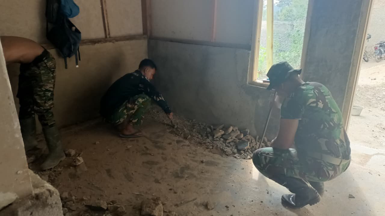 Satgas TMMD Mulai Memasang Keramik Rumah Bapak Sudirin