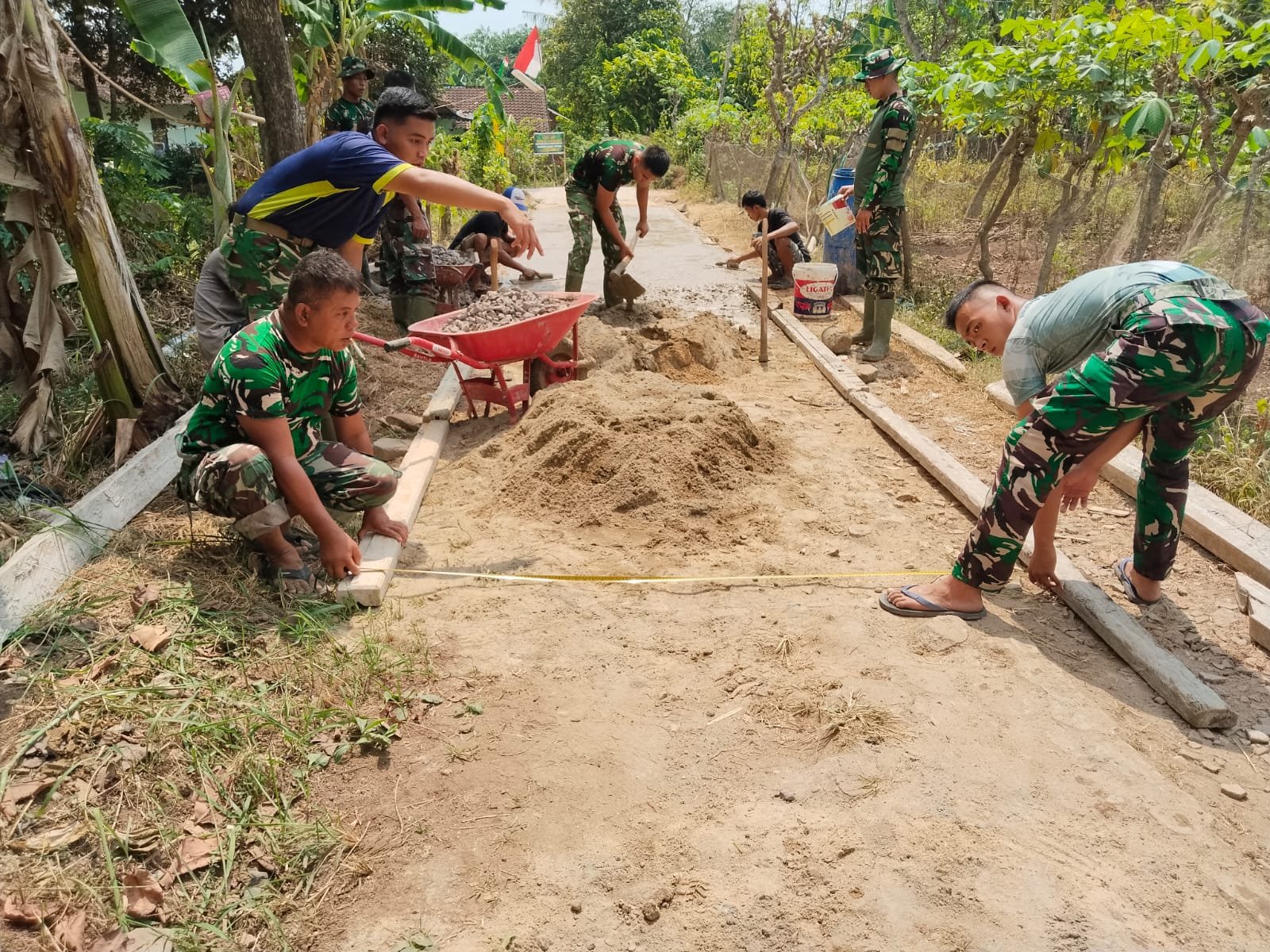 Jalan Rabat Beton Mulai Menghubungkan Harapan Warga Pinang Jaya