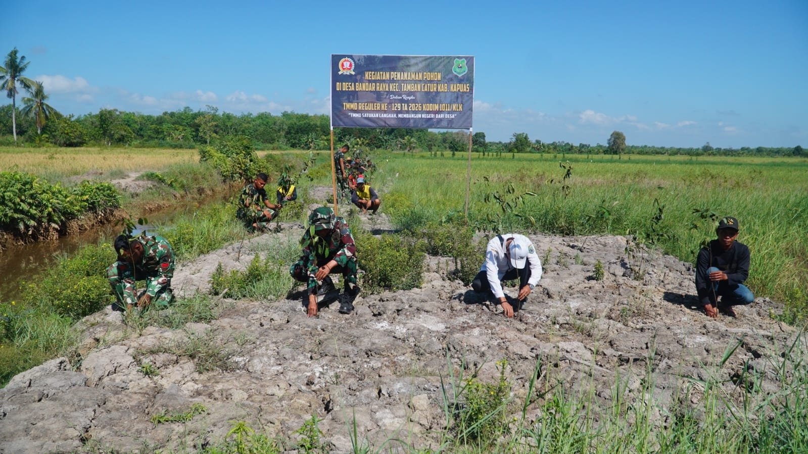 Satgas TMMD Ke-129 Kodim 1011/Kuala Kapuas Tanam Pohon, Wujud Nyata Kepedulian Terhadap Lingkungan