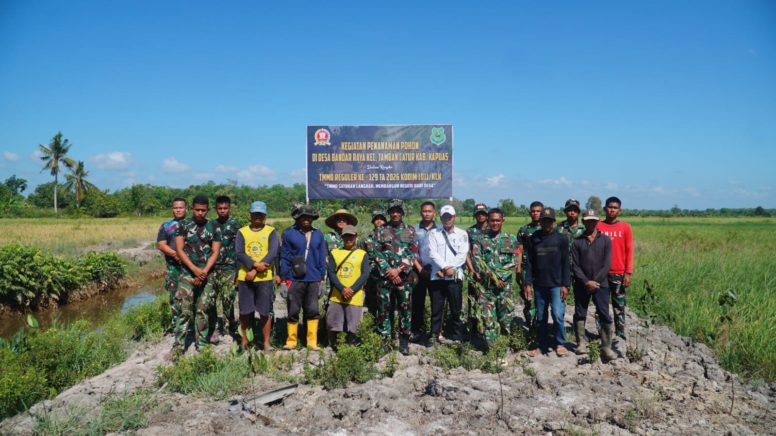 TMMD Ke-129 Kodim 1011/Kuala Kapuas Ajak Masyarakat Peduli Lingkungan Lewat Penanaman Pohon