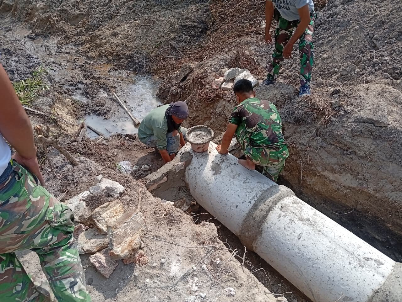 Gotong Royong Satgas TMMD dan Warga Percepat Pemasangan Gorong-Gorong Penunjang Mobilitas Desa