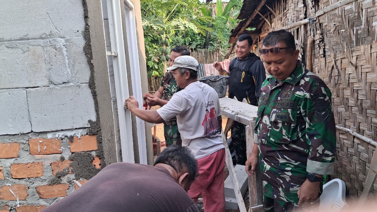 Wujudkan Fasilitas Sanitasi yang Layak untuk Warga. Satgas TMMD Ke-129 Kodim 0412/LU Pasang Kusen Pintu MCK