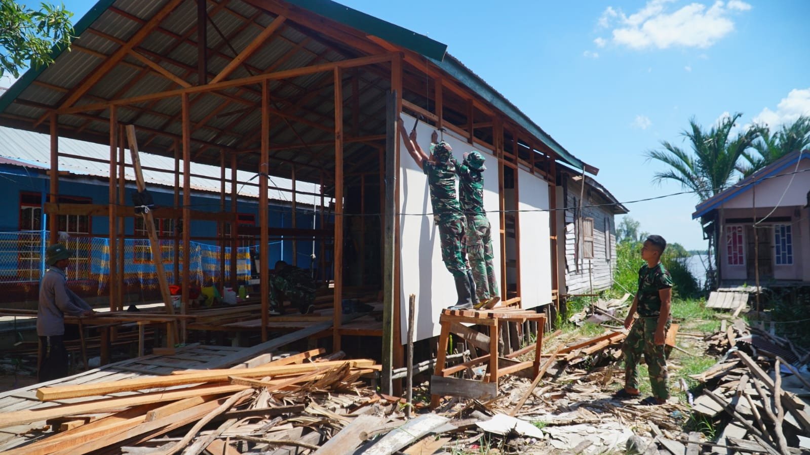 Pemasangan Kalsibut Percepat Penyelesaian RTLH Sasaran 5 TMMD Kodim 1011/Kuala Kapuas