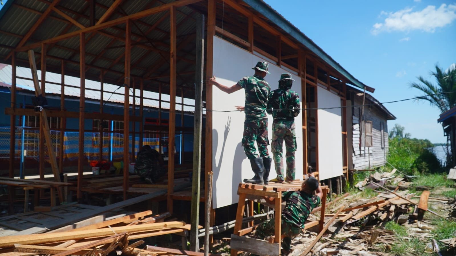 Satgas TMMD dan Warga Wujudkan Rumah Layak Huni Lewat Pemasangan Kalsibut