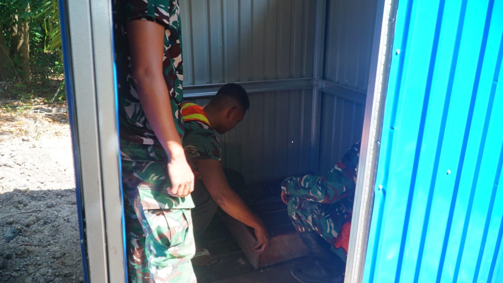 Gotong Royong Satgas TMMD dan Warga Percepat Pembangunan MCK Sasaran 4