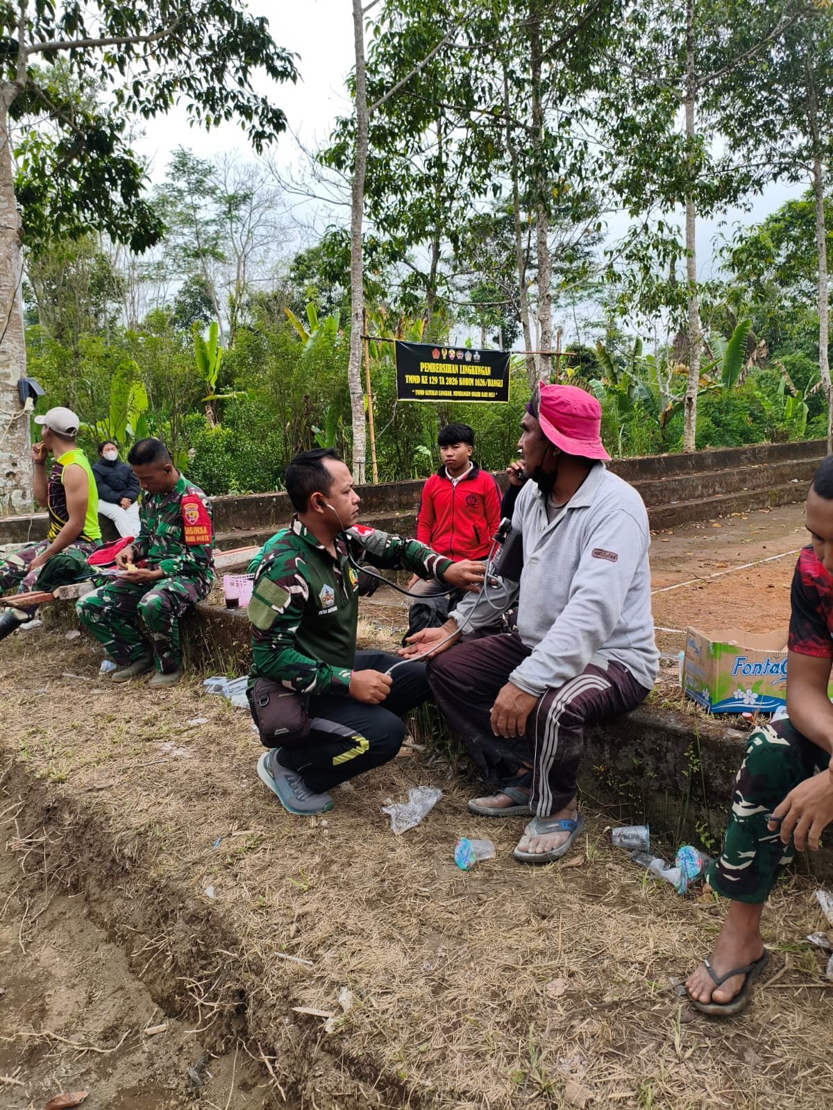 Tim Kesehatan Satgas TMMD Ke-129 Berikan Pelayanan Medis Gratis kepada Warga Desa Sekardadi