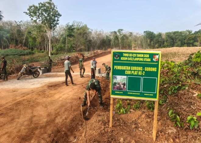 Satgas TMMD 129 Kodim 0412/LU dan Warga Lampung Utara Bahu-Membahu Timbun Jalan dan Bersihkan Material Gorong-Gorong.