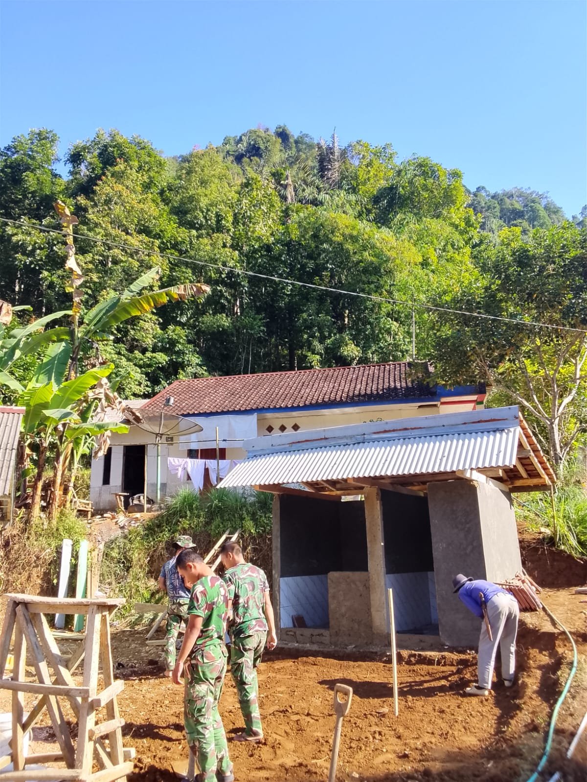 Warga Sambut Antusias Finishing MCK TMMD Ke-129 Kodim 0608/Cianjur, Segera Nikmati Sanitasi Layak