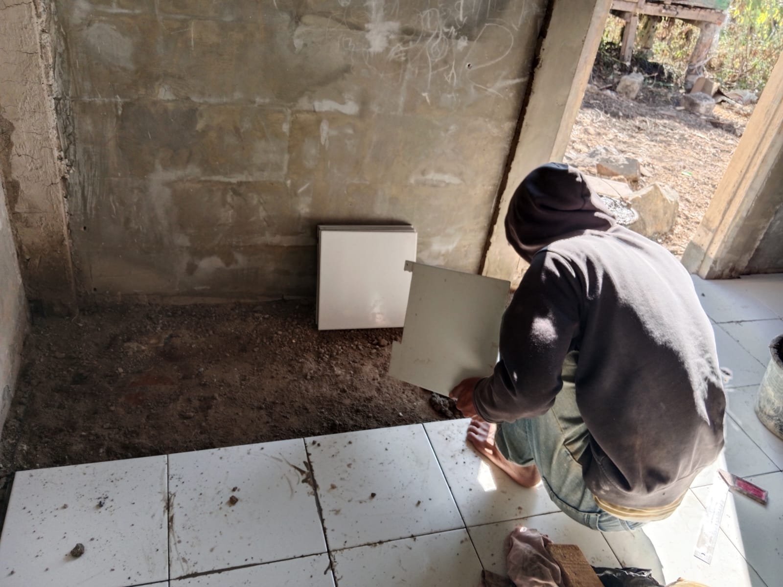 Pemasangan Keramik Rutilahu TMMD Ke-129 Kodim 0608/Cianjur Percepat Penyempurnaan Hunian Warga