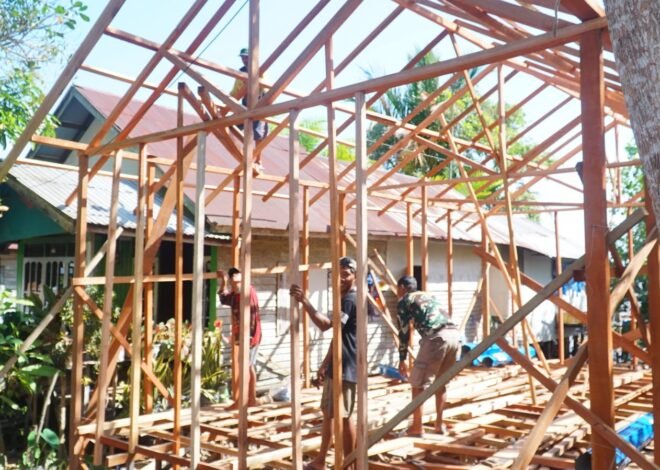 Gotong Royong Satgas TMMD dan Warga Warnai Pemasangan Kerangka Atap RTLH Sasaran 4