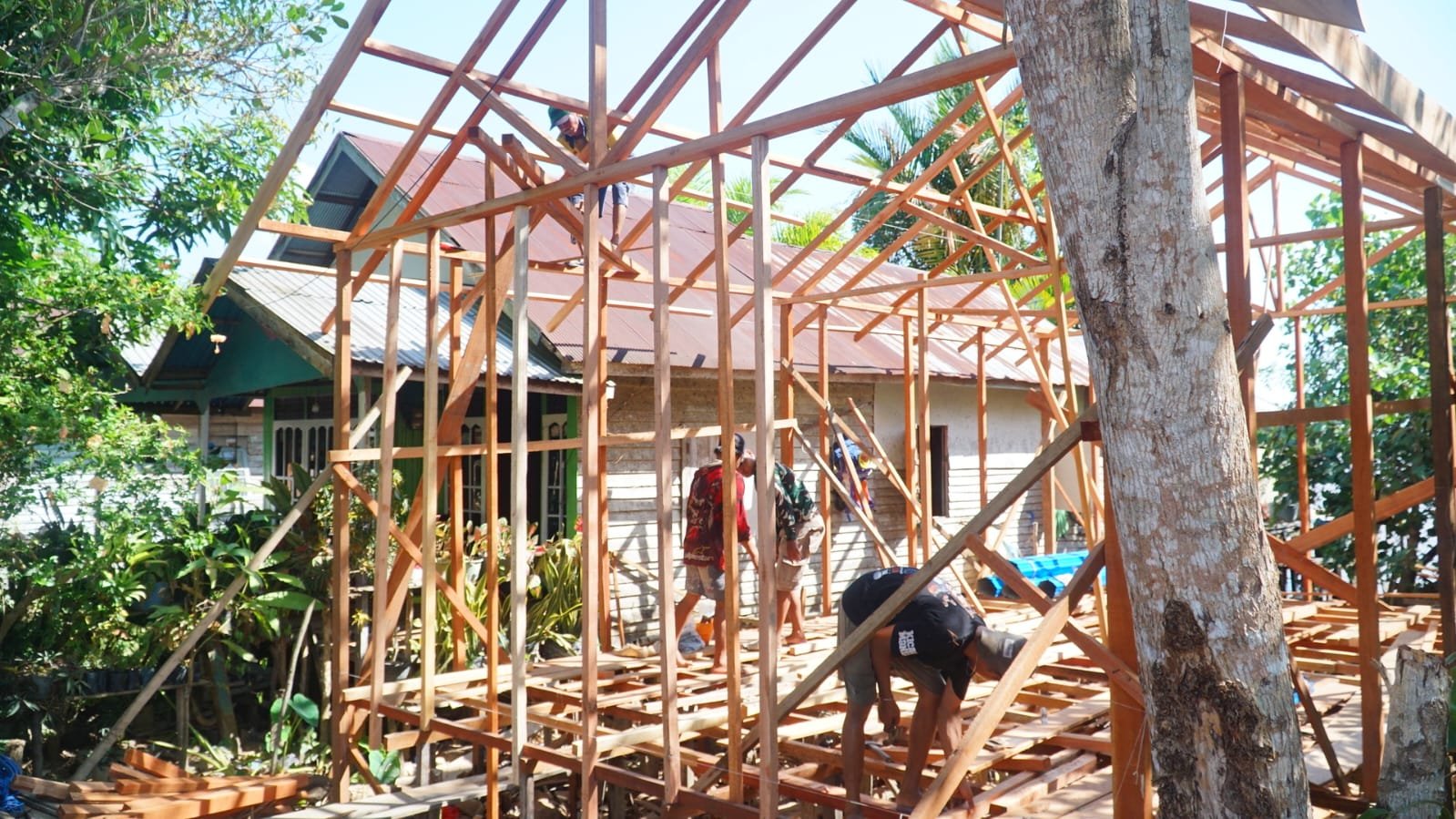 Pemasangan Kerangka Atap Tandai RTLH Sasaran 4 Masuki Tahap Penting Pembangunan