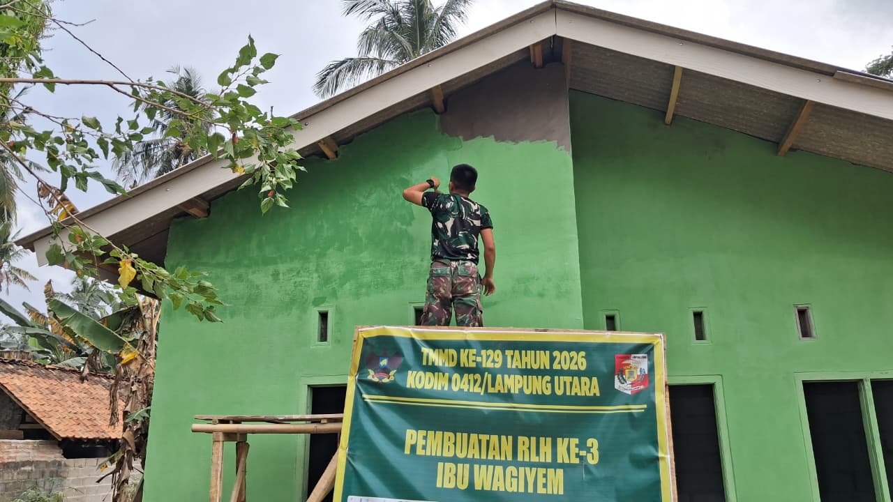 TMMD ke-129 Kodim 0412/LU: Pengecatan Lapis Kedua, Rumah Ibu Wagiyem Makin Berkilau