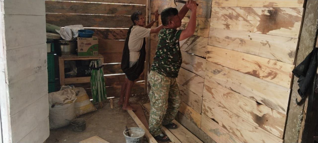 Satgas TMMD Kodim 1407/Bone Pasang Sekat Dinding RTLH Demmang, Wujudkan Hunian Lebih Nyaman