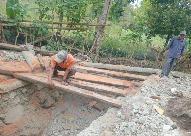Sertu Ahmad Riyadi Pimpin Pembenahan Jembatan Kayu, Dukung Kelancaran Pembangunan Jembatan Gantung TMMD