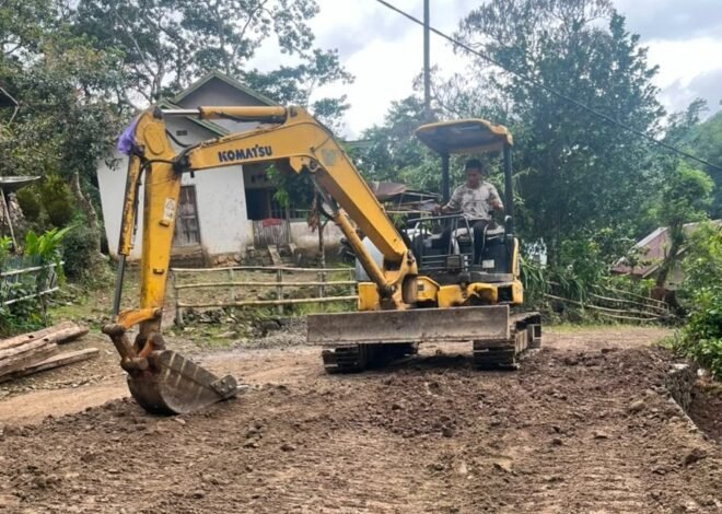 Excavator Maksimalkan Peningkatan Jalan TMMD Ke-129 Kodim 1407/Bone di Desa Pattuku