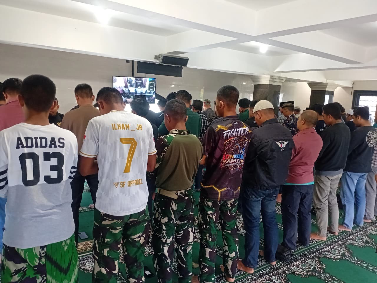 Di Tengah Kesibukan TMMD, Satgas Kodim 1626/Bangli Tetap Utamakan Ibadah Sholat Jumat