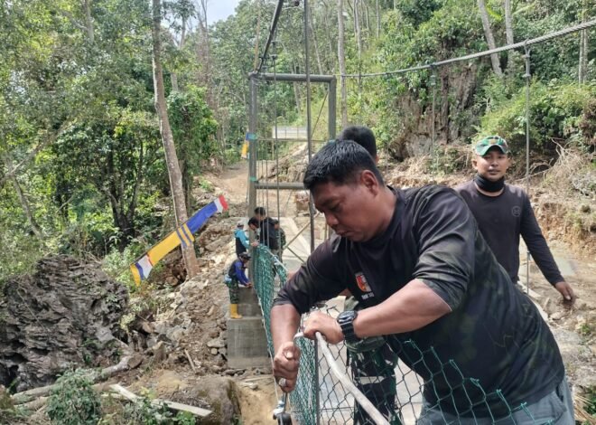 Kapten Inf. Eko S Pimpin Pemasangan Jaring Pengaman Jembatan Gantung TMMD di Desa Pattuku