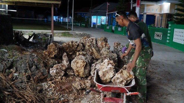Satgas TMMD Ke-129 Lembur Bersama Masyarakat Pasang Dudukan Tandon Air di Desa Umbele