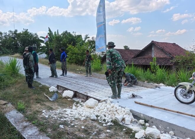 Persiapkan Pengecoran Skala Besar, Satgas TMMD 129 dan Warga Tlemang Matangkan Pembesian dan Bekisting Sambil Menunggu Mobil Molen