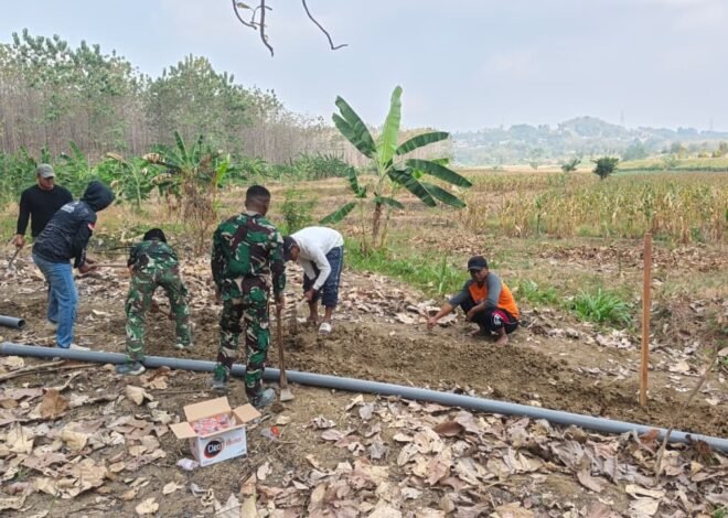 Perkuat Jaringan Irigasi Desa, Satgas TMMD 129 dan Warga Tlemang Mulai Gali Tanah untuk Penanaman Pipa Tandon