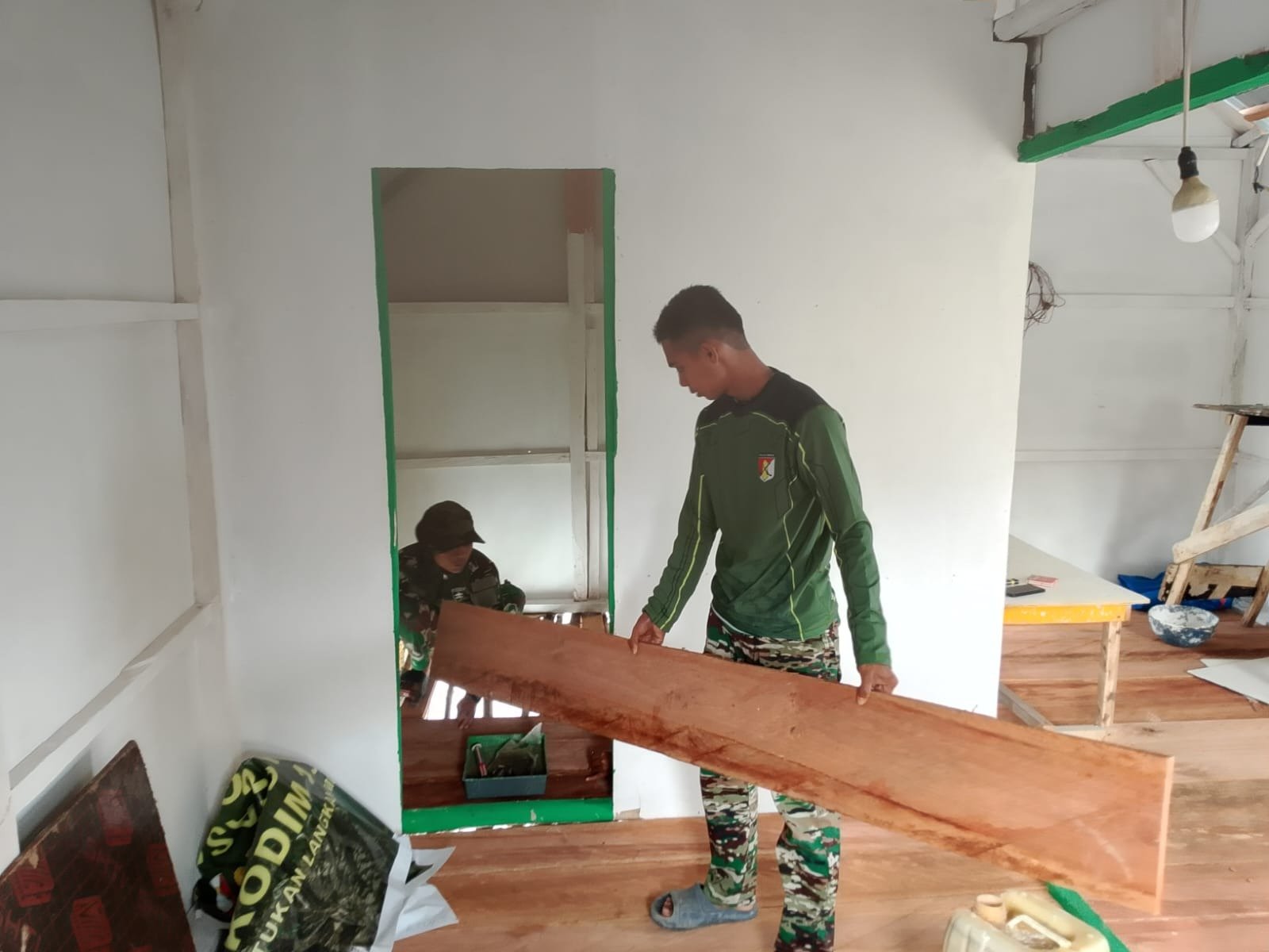 Pemasangan Lantai Tandai Kemajuan Renovasi RTLH Milik Bapak Nardianto di Desa Polewali