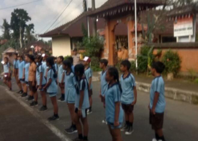 Disiplin dan Nasionalisme Ditanamkan Sejak Dini, Babinsa Undisan Latih PBB Siswa SD Negeri 1 Undisan