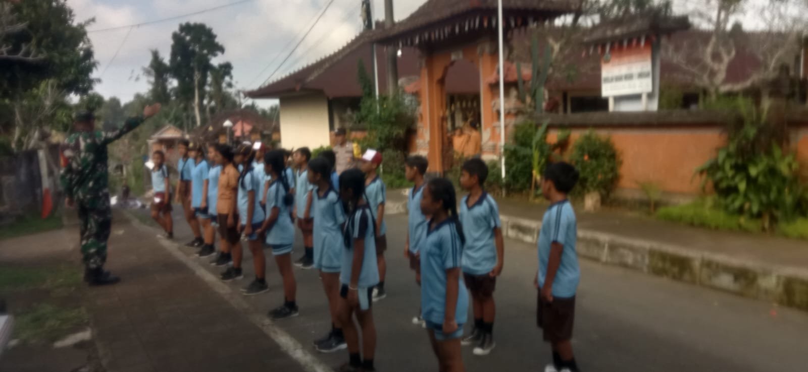 Disiplin dan Nasionalisme Ditanamkan Sejak Dini, Babinsa Undisan Latih PBB Siswa SD Negeri 1 Undisan