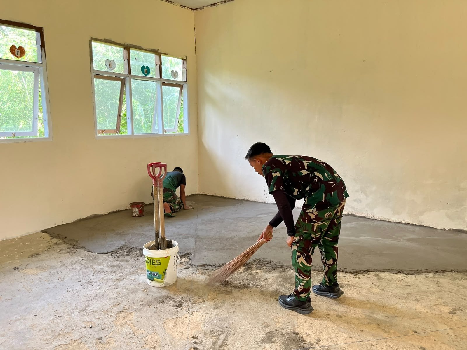 Pengecoran Lantai Percepat Renovasi SD Negeri Polewali