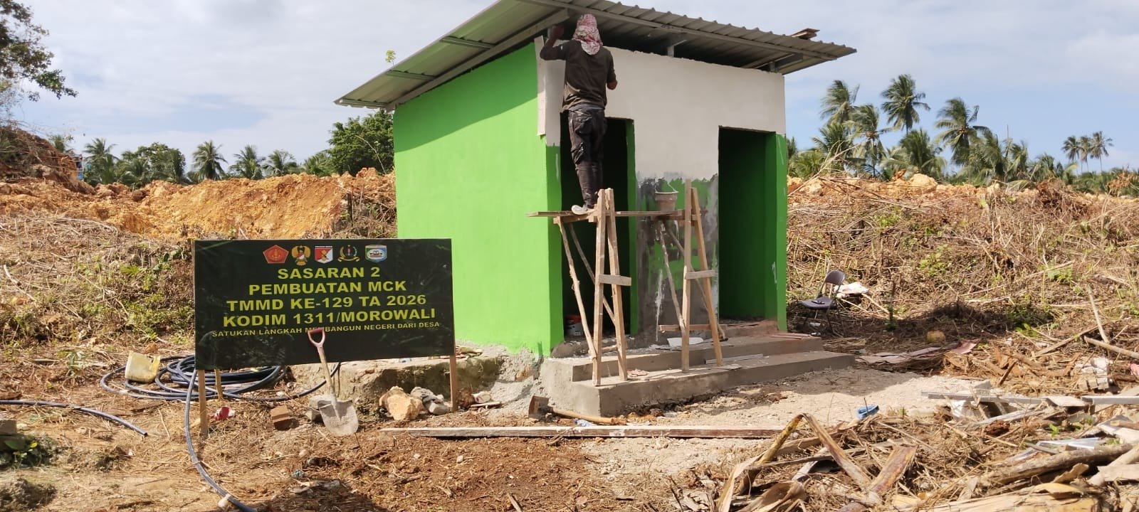 Pengecatan Dinding MCK Masjid Desa Polewali Masuki Tahap Finishing, bukti nyata kinerja satgas TMMD