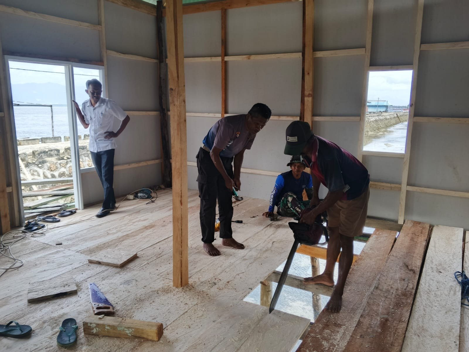 Kebersamaan TNI, Polri, dan Warga Percepat Renovasi RTLH Milik Ibu Syamsiah