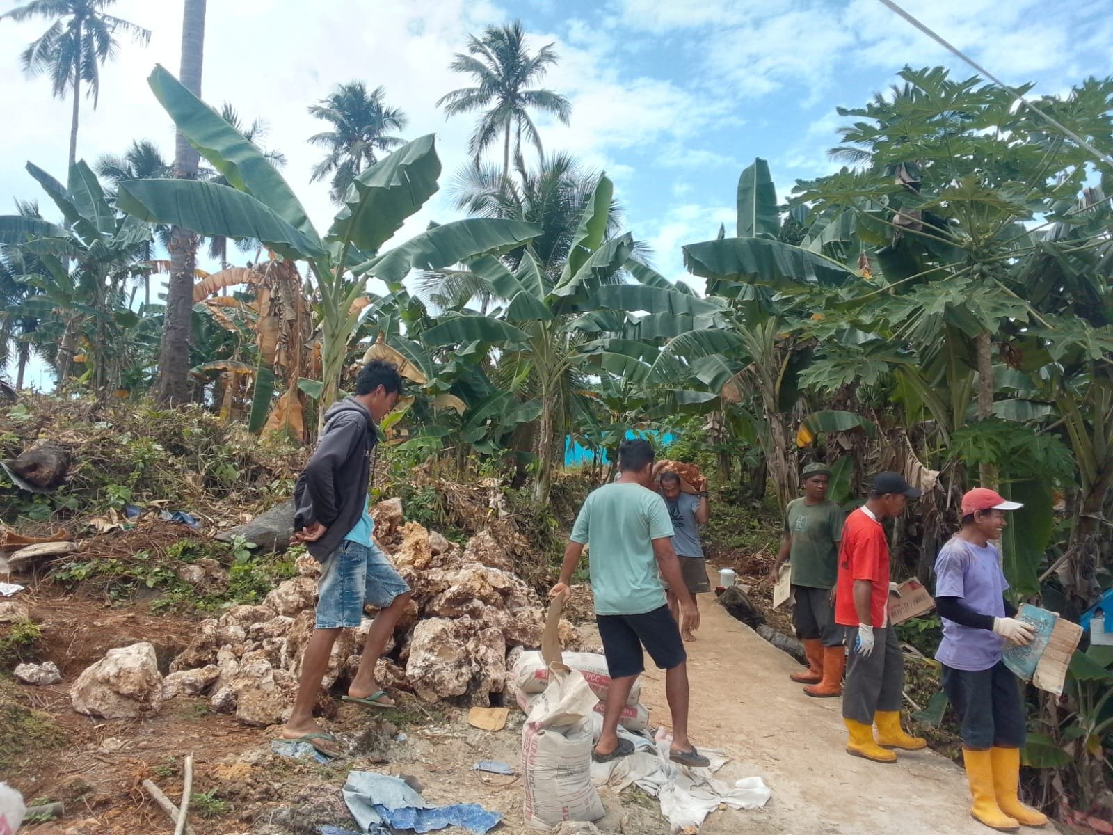 Finishing Tempat Wudhu Tandai Kemajuan Program Manunggal Air di Desa Polewali oleh Satgas TMMD