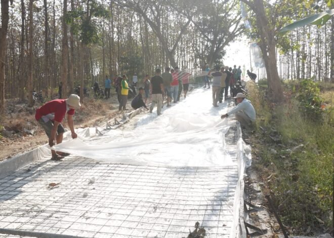 Wujud Kemanunggalan: Satgas TMMD ke-129 Kodim 0812/Lamongan Berjibaku Bersama Warga Gelar Plastik dan Wiremesh Demi Jalan Berkualitas di Desa Tlemang