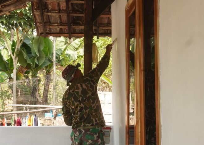 Sentuhan Piawai Prajurit Kodim 0812/Lamongan: Sulap Dinding Kusam Rumah Ibu Nurhayati Jadi Warna Harapan Baru