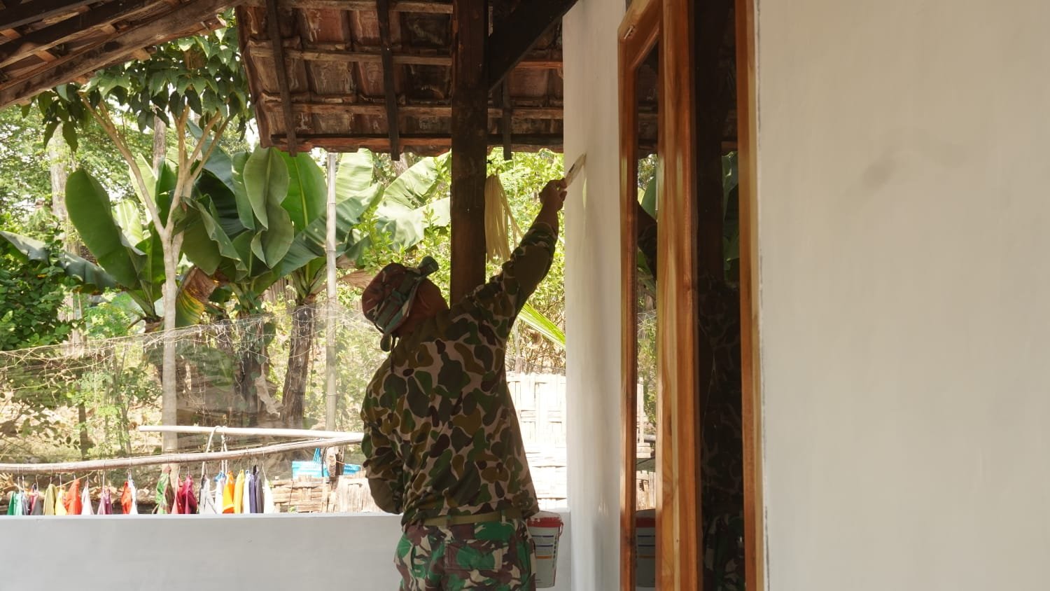 Sentuhan Piawai Prajurit Kodim 0812/Lamongan: Sulap Dinding Kusam Rumah Ibu Nurhayati Jadi Warna Harapan Baru