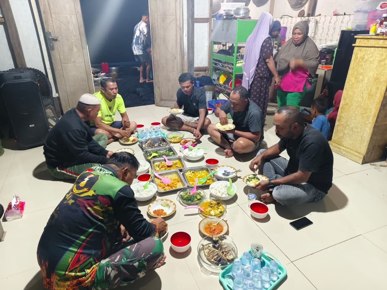 Satgas TMMD Bersama Masyarakat Makan Bersama, Wujud Nyata Kemanunggalan TNI dengan Rakyat
