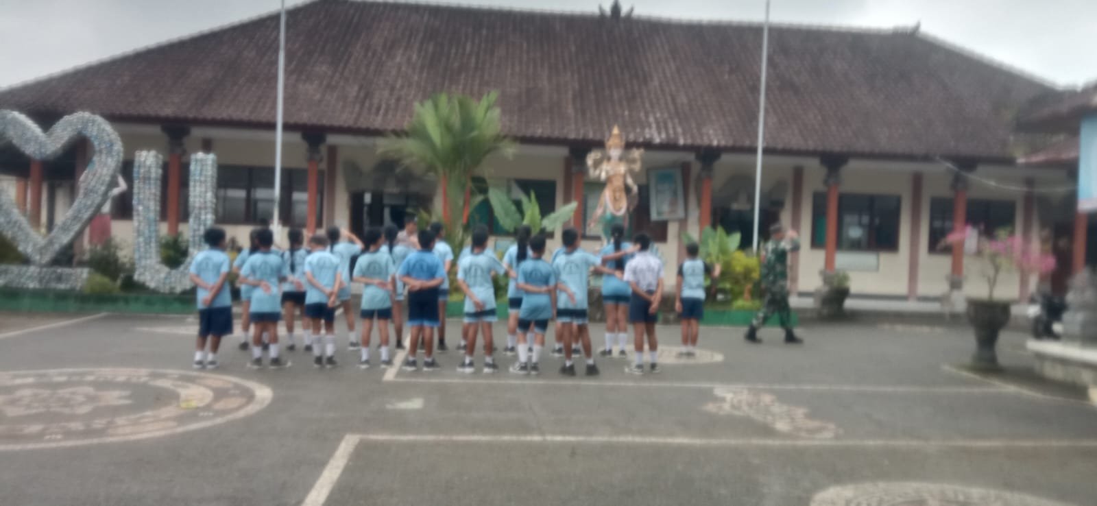 Sinergi Babinsa dan Bhabinkamtibmas Bangun Karakter Pelajar Melalui Latihan PBB