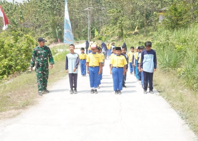 Kobarkan Semangat Kemerdekaan, Satgas TMMD 129 Kodim 0812/Lamongan Gembleng Kedisiplinan Siswa SDN 1 Tlemang Melalui Latihan Baris-Berbaris