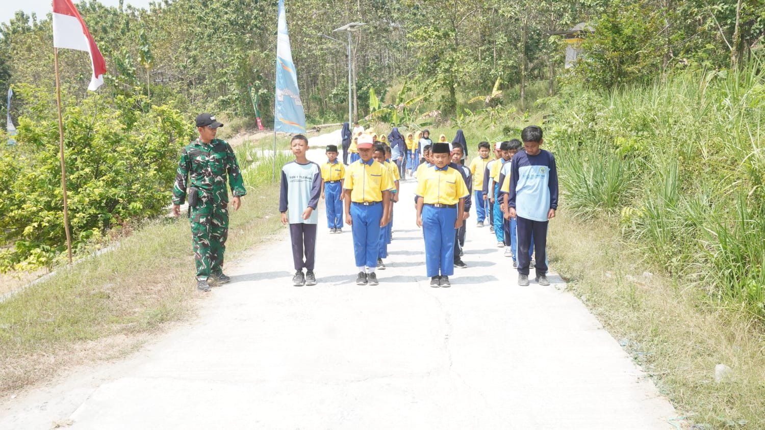 Kobarkan Semangat Kemerdekaan, Satgas TMMD 129 Kodim 0812/Lamongan Gembleng Kedisiplinan Siswa SDN 1 Tlemang Melalui Latihan Baris-Berbaris