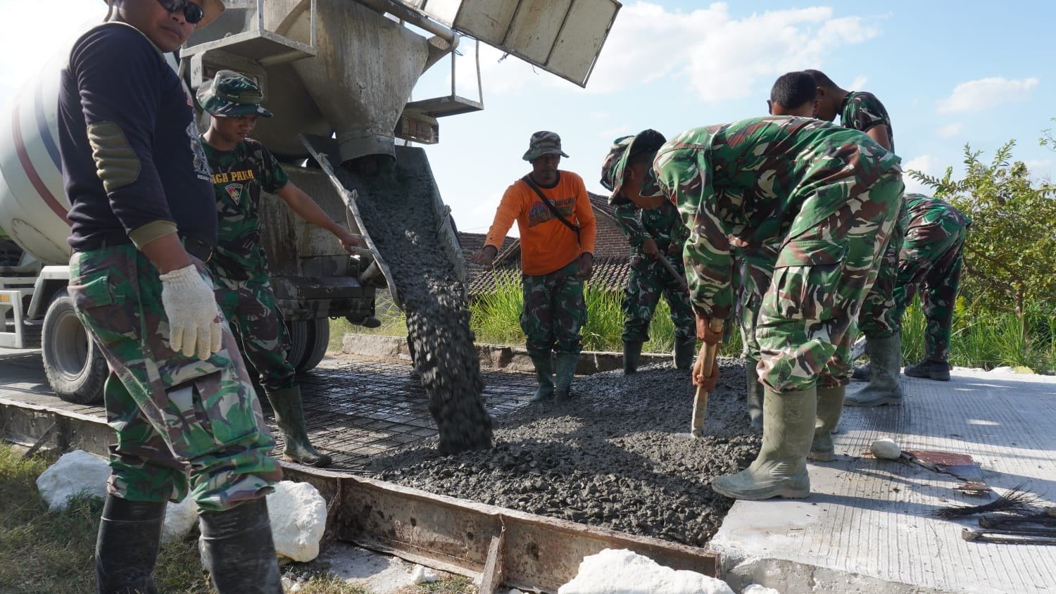 Bahu-Membahu Sambung Akses jalan Desa, Satgas TMMD 129 Kodim Lamongan dan Warga Tlemang Ubah Jalan Lumpur Jadi Beton Harapan