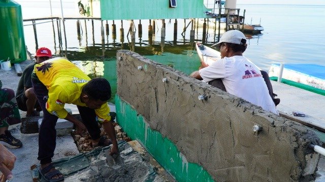 Semangat Gotong Royong, Satgas TMMD Ke-129 dan Warga Pasang Tandon Manunggal Air Bersih di Desa Umbele